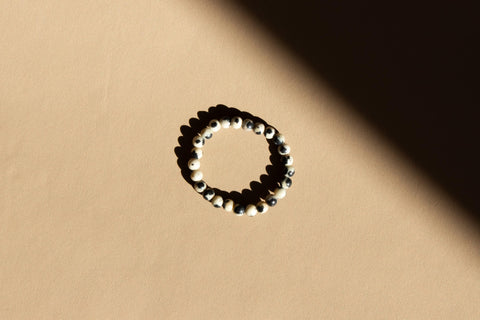 Ring mit Dalmatiner Jaspis Perlen, Elastischer Perlen Ring, Naira Ring von eilenna