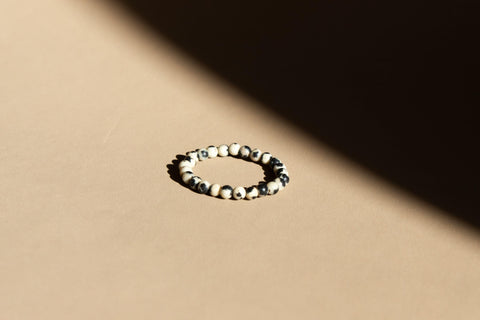 Ring mit Dalmatiner Jaspis Perlen, Elastischer Perlen Ring, Naira Ring von eilenna