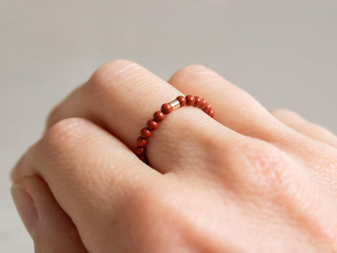 Ring mit roten Jaspis Natursteinen, Perlen Ring, dehnbar elastischer Ring, Soléa Ring von eilenna