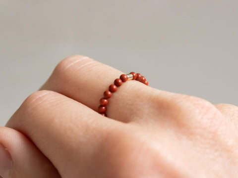 Ring mit roten Jaspis Natursteinen, Perlen Ring, dehnbar elastischer Ring, Soléa Ring von eilenna