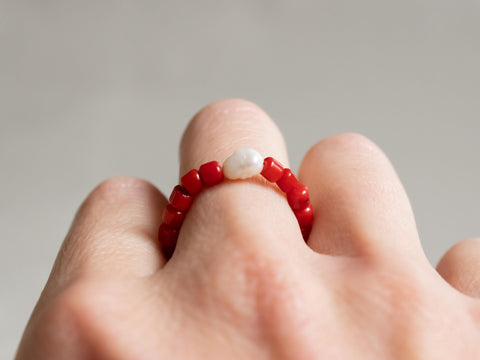 Ring mit roten Koralle Perlen und Süsswasserperle, Perlen Ring, dehnbar elastischer Ring, Maris Ring von eilenna
