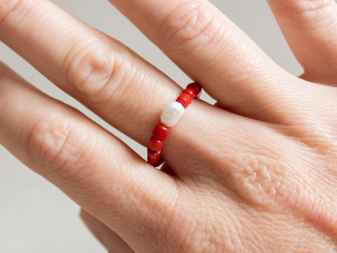 Ring mit roten Koralle Perlen und Süsswasserperle, Perlen Ring, dehnbar elastischer Ring, Maris Ring von eilenna