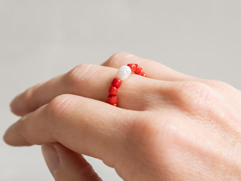 Ring mit roten Koralle Perlen und Süsswasserperle, Perlen Ring, dehnbar elastischer Ring, Maris Ring von eilenna