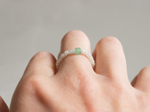 Ring mit grünem Aventurin Edelstein und Acrylperlen, Perlen Ring, dehnbar elastischer Ring, Elenya Ring von eilenna