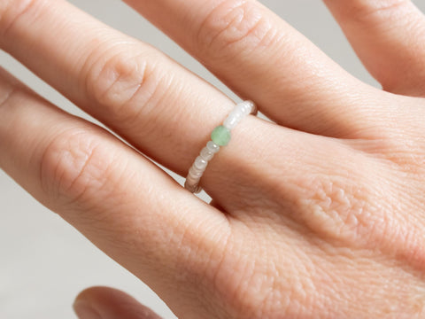Ring mit grünem Aventurin Edelstein und Acrylperlen, Perlen Ring, dehnbar elastischer Ring, Elenya Ring von eilenna