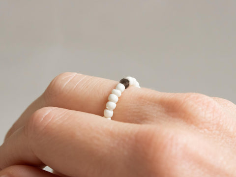 Ring mit Obsidian Edelstein und Acrylperlen, Perlen Ring, dehnbar elastischer Ring, Nivaan Ring von eilenna