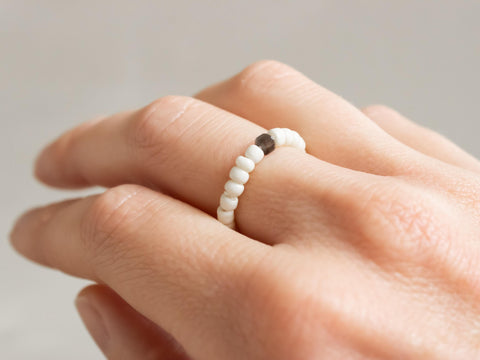 Ring mit Obsidian Edelstein und Acrylperlen, Perlen Ring, dehnbar elastischer Ring, Nivaan Ring von eilenna