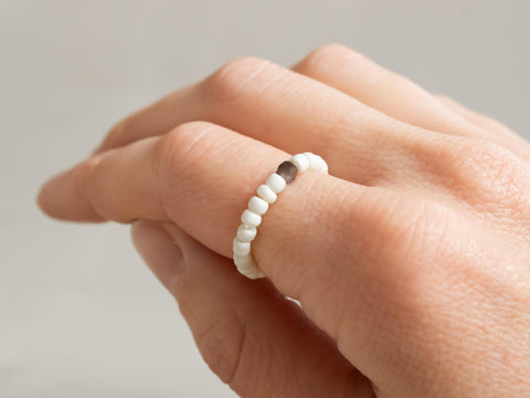 Ring mit Obsidian Edelstein und Acrylperlen, Perlen Ring, dehnbar elastischer Ring, Nivaan Ring von eilenna