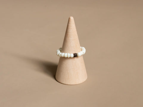 Ring mit Obsidian Edelstein und Acrylperlen, Perlen Ring, dehnbar elastischer Ring, Nivaan Ring von eilenna