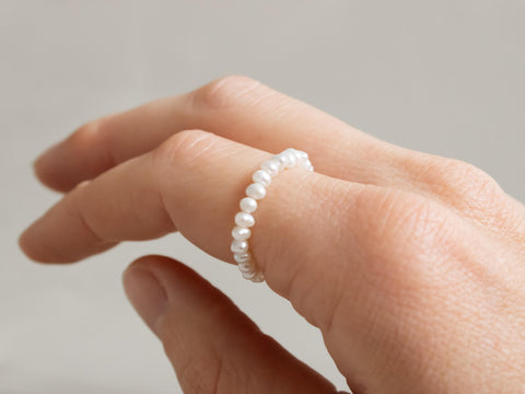 Ring mit Süsswasserperlen, Elastischer Perlen Ring, Geschenk Frauen, Liora Ring von eilenna