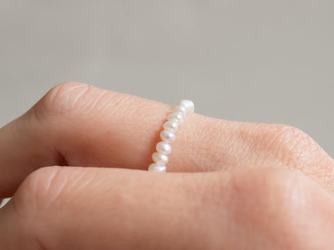 Ring mit Süsswasserperlen, Elastischer Perlen Ring, Geschenk Frauen, Liora Ring von eilenna