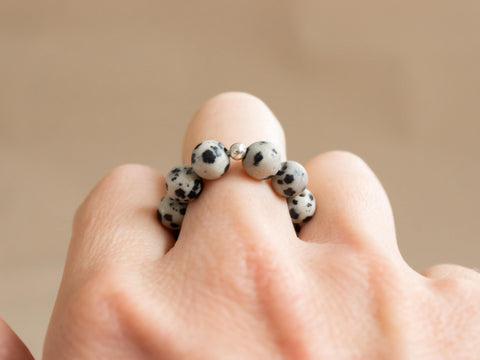 Ring mit Dalmatiner Jaspis & 925 Silberperle, Elastischer Edelsteinring, Natürlicher Glücksstein Schmuck handgefertigt von eilenna