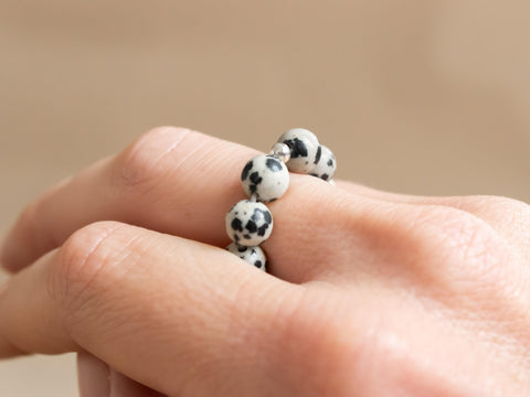 Ring mit Dalmatiner Jaspis & 925 Silberperle, Elastischer Edelsteinring, Natürlicher Glücksstein Schmuck handgefertigt von eilenna