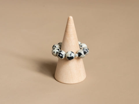 Ring mit Dalmatiner Jaspis & 925 Silberperle, Elastischer Edelsteinring, Natürlicher Glücksstein Schmuck handgefertigt von eilenna
