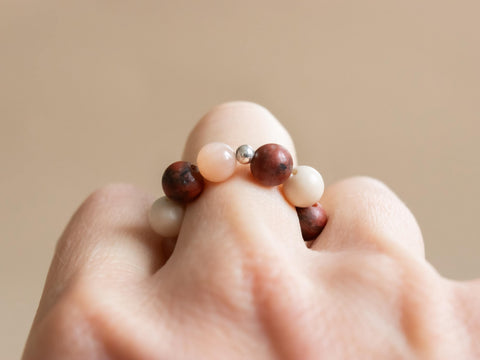 Ring aus Edelsteinmix & 925 Silberperle, Elastischer Edelsteinring, Naturstein Schmuck handgefertigt von eilenna