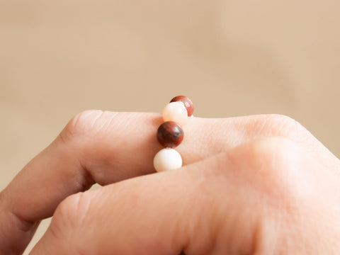 Ring aus Edelsteinmix & 925 Silberperle, Elastischer Edelsteinring, Naturstein Schmuck handgefertigt von eilenna