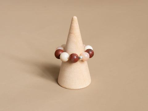 Ring aus Edelsteinmix & 925 Silberperle, Elastischer Edelsteinring, Naturstein Schmuck handgefertigt von eilenna