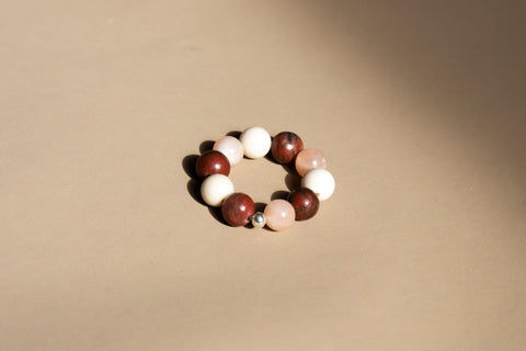 Ring aus Edelsteinmix & 925 Silberperle, Elastischer Edelsteinring, Naturstein Schmuck handgefertigt von eilenna