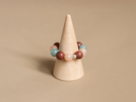 Ring aus Edelsteinmix & 925 Silberperle, Elastischer Edelsteinring, Naturstein Schmuck handgefertigt von eilenna