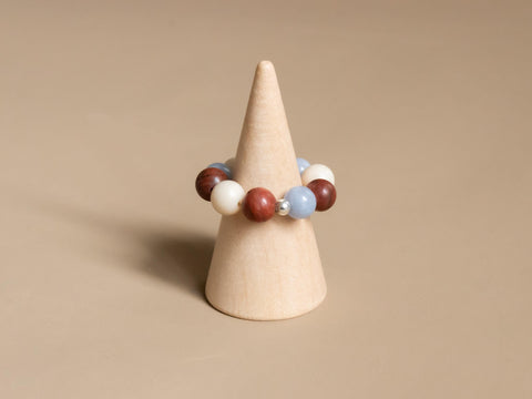 Ring aus Edelsteinmix & 925 Silberperle, Elastischer Edelsteinring, Naturstein Schmuck handgefertigt von eilenna