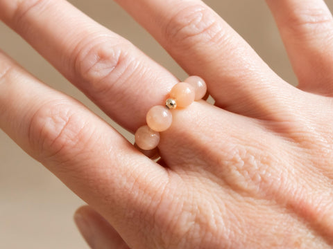 Ring aus Chalcedon & 18 Karat vergoldeter Perle, Elastischer Edelsteinring, Naturstein Schmuck handgefertigt von eilenna