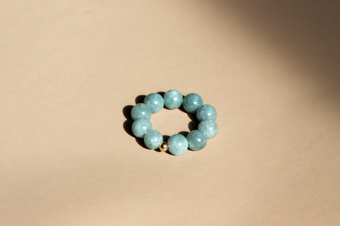 Ring aus Burmesischer Jade & 18 Karat vergoldeter Perle, Elastischer Natursteinring, Naturstein Schmuck handgefertigt von eilenna