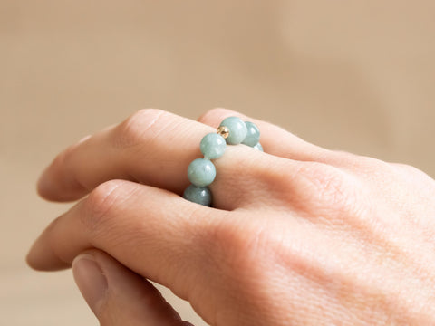 Ring aus Burmesischer Jade & 18 Karat vergoldeter Perle, Elastischer Natursteinring, Naturstein Schmuck handgefertigt von eilenna