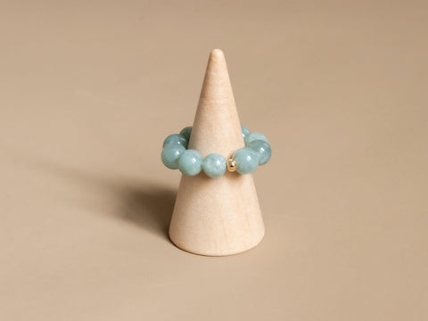 Ring aus Burmesischer Jade & 18 Karat vergoldeter Perle, Elastischer Natursteinring, Naturstein Schmuck handgefertigt von eilenna