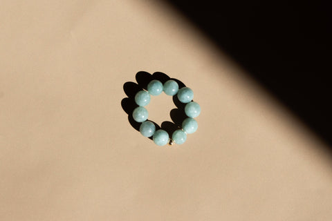 Ring aus Burmesischer Jade & 18 Karat vergoldeter Perle, Elastischer Natursteinring, Naturstein Schmuck handgefertigt von eilenna