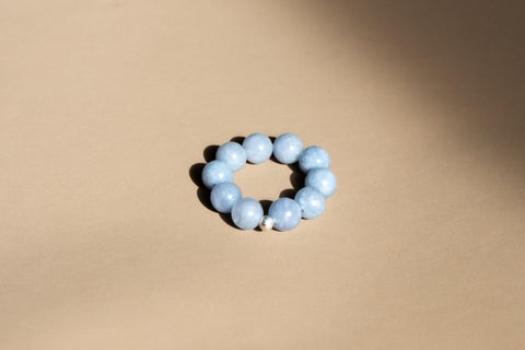 Ring aus Chalcedon & 18 Karat vergoldeter Perle, Elastischer Natursteinring, Naturstein Schmuck handgefertigt von eilenna