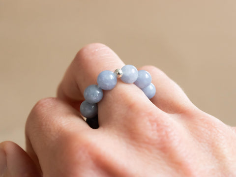 Ring aus Chalcedon & 18 Karat vergoldeter Perle, Elastischer Natursteinring, Naturstein Schmuck handgefertigt von eilenna