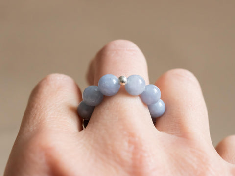 Ring aus Chalcedon & 18 Karat vergoldeter Perle, Elastischer Natursteinring, Naturstein Schmuck handgefertigt von eilenna