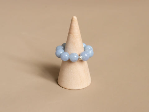 Ring aus Chalcedon & 18 Karat vergoldeter Perle, Elastischer Natursteinring, Naturstein Schmuck handgefertigt von eilenna