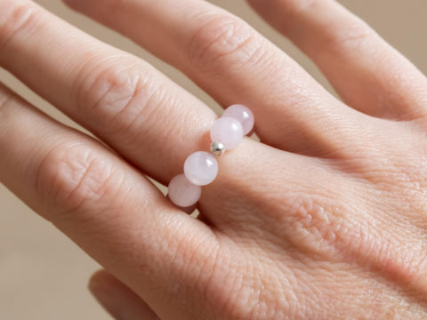 Ring aus Rosenquarz & 18 Karat vergoldeter Perle, Elastischer Natursteinring, Naturstein Schmuck handgefertigt von eilenna