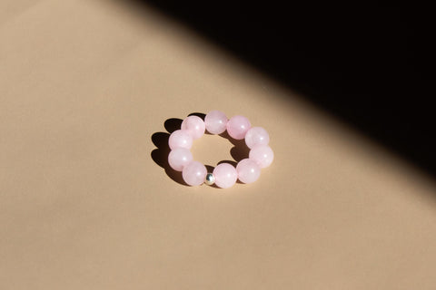 Ring aus Rosenquarz & 18 Karat vergoldeter Perle, Elastischer Natursteinring, Naturstein Schmuck handgefertigt von eilenna