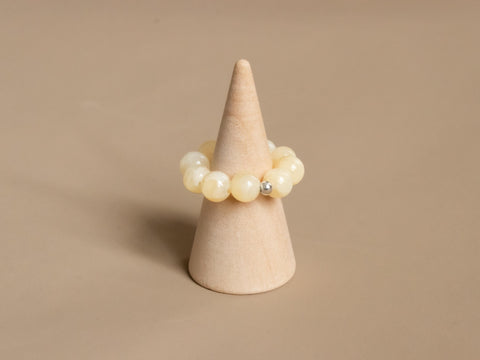 Ring aus Chalcedon & 18 Karat vergoldeter Perle, Elastischer Natursteinring, Naturstein Schmuck handgefertigt von eilenna