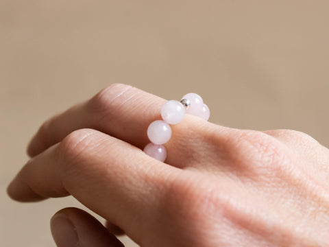 Ring aus Rosenquarz & 18 Karat vergoldeter Perle, Elastischer Natursteinring, Naturstein Schmuck handgefertigt von eilenna