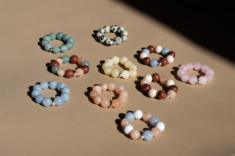 Ring aus Rosenquarz & 18 Karat vergoldeter Perle, Elastischer Natursteinring, Naturstein Schmuck handgefertigt von eilenna