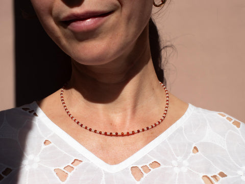 Halskette mit rotem Achat Acrylperlen und 18k Verschlüssen – Minimalistisch Perlenschmuck, Handmade von eilenna