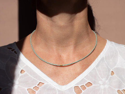 Halskette mit mintgrün rosa Acrylperlen und 18k vergoldeter Zwischenperle – Minimalistisch Perlenschmuck, Handmade von eilenna