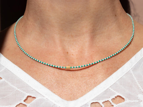 Halskette mit mintgrün rosa Acrylperlen und 18k vergoldeter Zwischenperle – Minimalistisch Perlenschmuck, Handmade von eilenna