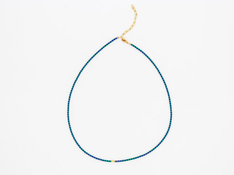 Halskette mit mintgrün blau Acrylperlen und 18k vergoldeter Zwischenperle – Minimalistisch Perlenschmuck, Handmade von eilenna