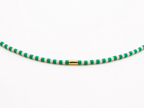 Halskette mit mintgrün cremeweiß Acrylperlen und 18k vergoldeter Zwischenperle – Minimalistisch Perlenschmuck, Handmade von eilenna