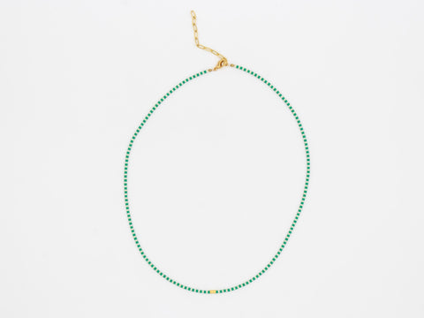 Halskette mit mintgrün cremeweiß Acrylperlen und 18k vergoldeter Zwischenperle – Minimalistisch Perlenschmuck, Handmade von eilenna