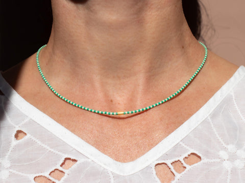Halskette mit mintgrün cremeweiß Acrylperlen und 18k vergoldeter Zwischenperle – Minimalistisch Perlenschmuck, Handmade von eilenna