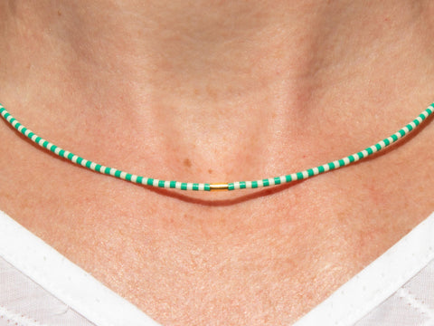 Halskette mit mintgrün cremeweiß Acrylperlen und 18k vergoldeter Zwischenperle – Minimalistisch Perlenschmuck, Handmade von eilenna