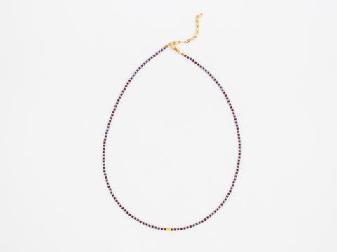 Halskette mit lila braunen Acrylperlen und 18k vergoldeter Zwischenperle – Minimalistisch Perlenschmuck, Handmade von eilenna