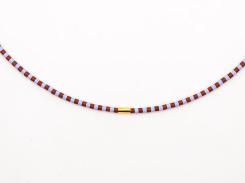 Halskette mit lila braunen Acrylperlen und 18k vergoldeter Zwischenperle – Minimalistisch Perlenschmuck, Handmade von eilenna
