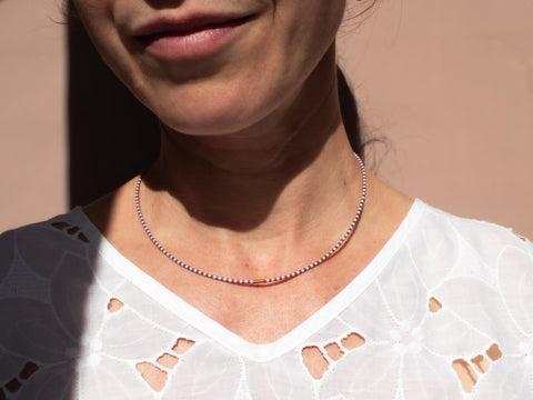 Halskette mit lila braunen Acrylperlen und 18k vergoldeter Zwischenperle – Minimalistisch Perlenschmuck, Handmade von eilenna