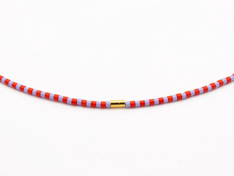 Halskette mit rot lila Acrylperlen und 18k vergoldeter Zwischenperle – Minimalistisch Perlenschmuck, Handmade von eilenna